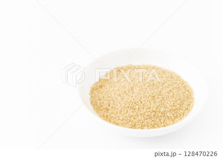 白背景にお皿に入ったヒエ 白背景にお皿に入ったヒエ 128470226