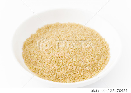 白背景にお皿に入ったヒエ 白背景にお皿に入ったヒエ 128470421