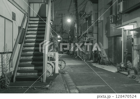 モノクロ写真 レトロな階段のある アパート 夜間 住宅街 モノクロ写真 レトロな階段のある アパート 夜間 住宅街 128470524