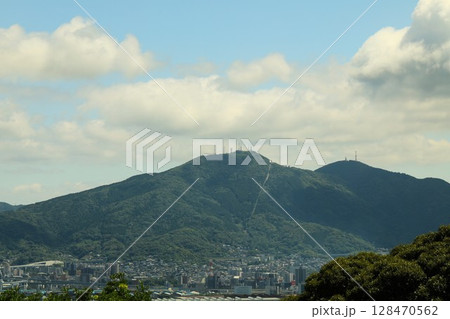 北九州市のシンボルマウンテン皿倉山と帆柱山 128470562