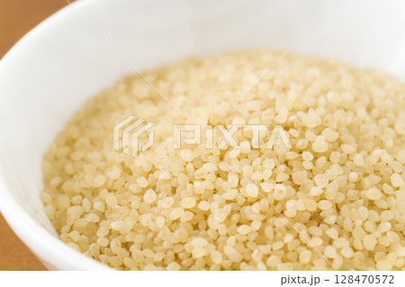 お皿に入ったヒエのクローズアップ お皿に入ったヒエのクローズアップ 128470572