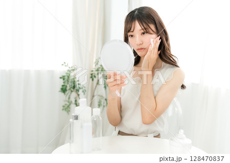 肌を保湿するためにスキンケアする女性（肌トラブル,肌荒れ） 128470837