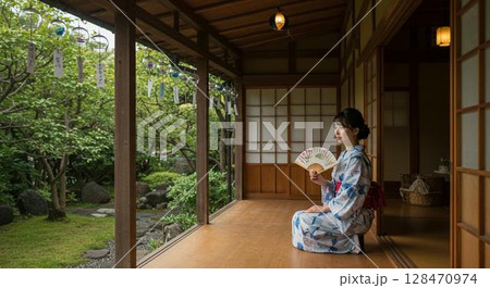 縁側に座る浴衣の女性 128470974