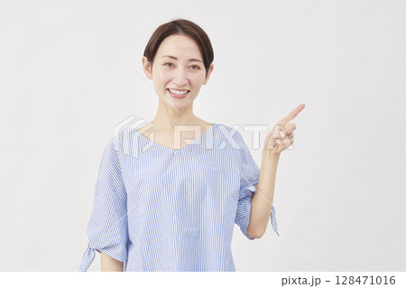 女性 ミドルエイジ 右を指差す 白背景 女性 ミドルエイジ 右を指差す 白背景 128471016