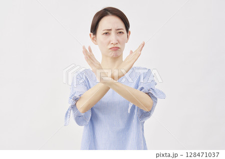 女性　ミドルエイジ　腕でバツのジェスチャー　白背景 128471037