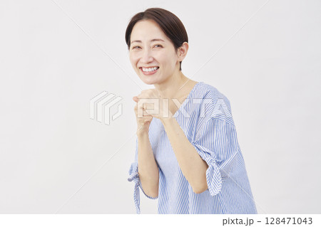 女性　ミドルエイジ　ファイティングポーズ　白背景 128471043