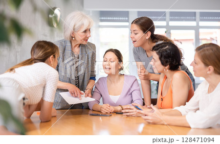 Senior woman participating in English language speaking club 128471094