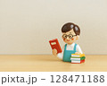 手に本を持つ本屋の店員　男性 128471188
