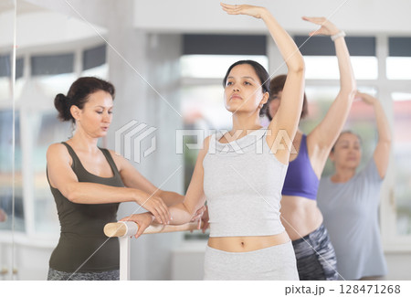 Choreographer coach teaches amateur students to keep their heads straight during ballet lesson 128471268