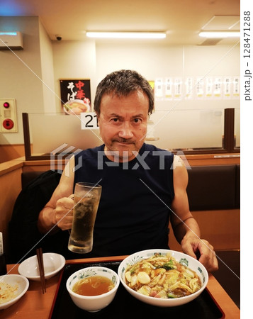 中華食堂で晩酌中の男性労働者 128471288