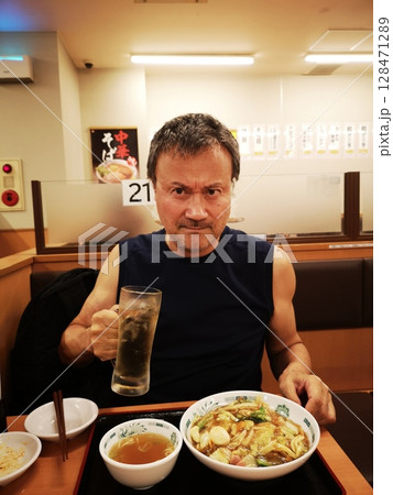 中華食堂で晩酌中の男性労働者 128471289