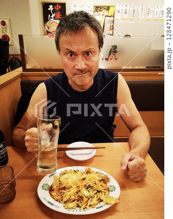 中華食堂で晩酌中の男性労働者 128471290