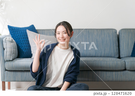 リビングでくつろぐ若い女性 128471620