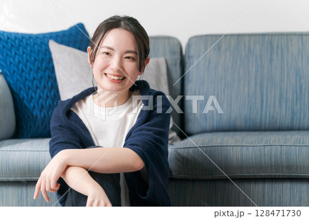 リビングでくつろぐ若い女性 128471730