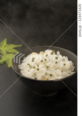 湯気の立つ実山椒の炊き込みご飯 湯気の立つ実山椒の炊き込みご飯 128471826