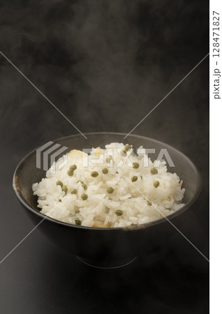 湯気の立つ実山椒の炊き込みご飯 128471827