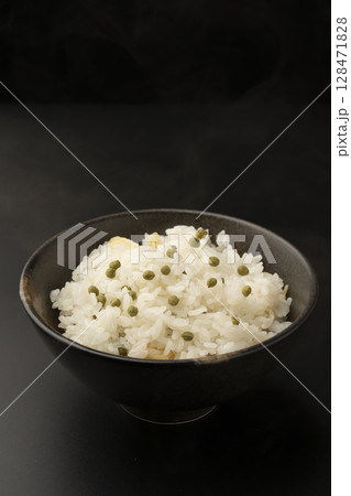 湯気の立つ実山椒の炊き込みご飯 128471828