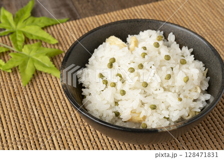 湯気の立つ実山椒の炊き込みご飯 128471831
