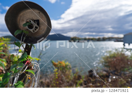 滋賀県近江八幡市から琵琶湖の沖合約1.5㎞に浮かぶ沖島の島内を撮影 128471921