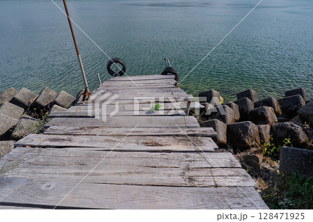滋賀県近江八幡市から琵琶湖の沖合約1.5㎞に浮かぶ沖島の島内を撮影 128471925