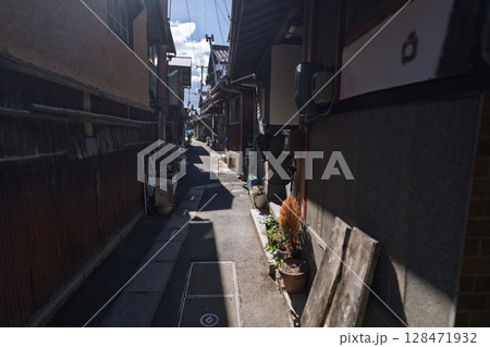 滋賀県近江八幡市から琵琶湖の沖合約1.5㎞に浮かぶ沖島の島内を撮影 128471932