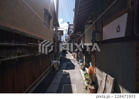 滋賀県近江八幡市から琵琶湖の沖合約1.5㎞に浮かぶ沖島の島内を撮影 128471933