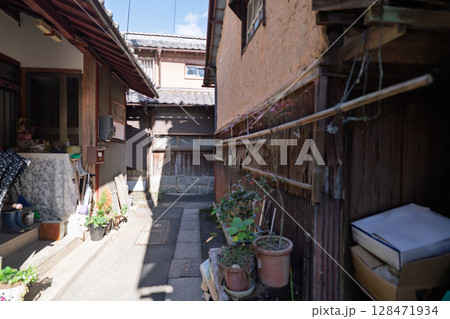 滋賀県近江八幡市から琵琶湖の沖合約1.5㎞に浮かぶ沖島の島内を撮影 滋賀県近江八幡市から琵琶湖の沖合約1.5㎞に浮かぶ沖島の島内を撮影 128471934