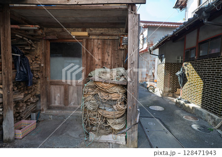 滋賀県近江八幡市から琵琶湖の沖合約1.5㎞に浮かぶ沖島の島内を撮影 128471943