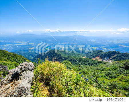 夏の妙高山登山（北峰頂上から野尻湖方面の眺め） 128471964