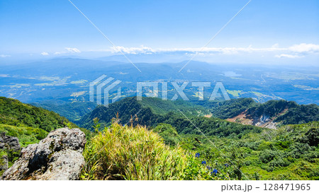 夏の妙高山登山（北峰頂上から野尻湖方面の眺め） 128471965