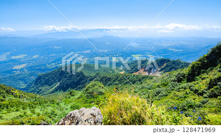 夏の妙高山登山（北峰頂上から野尻湖方面の眺め） 128471969