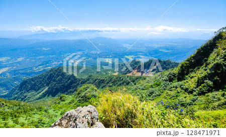 夏の妙高山登山(北峰頂上から野尻湖方面の眺め) 夏の妙高山登山(北峰頂上から野尻湖方面の眺め) 128471971