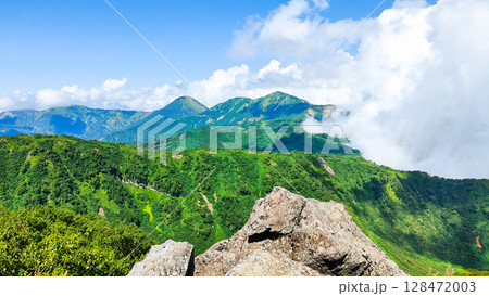 夏の妙高山登山（北峰頂上から焼山・火打山方面の眺め） 128472003