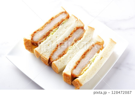カツサンド - かくてジューシー、カツの旨味がたっぷり詰まったカツサンド カツサンド - かくてジューシー、カツの旨味がたっぷり詰まったカツサンド 128472087