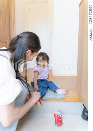女の子に靴を履かせるママ 女の子に靴を履かせるママ 128472090