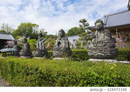 京都　五智山蓮華寺の石仏　　 128472198