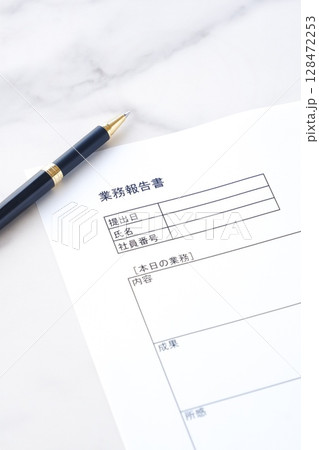 毎日の業務を終えた後、所要時間や作業内容、進捗状況や連絡事項を、会社や上司に報告する「業務報告書」 128472253