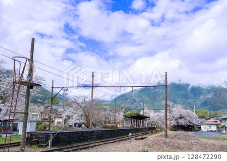 静岡県川根本町　大井川鐵道大井川本線の駅　雨あがりの春の駿河徳山駅 128472290