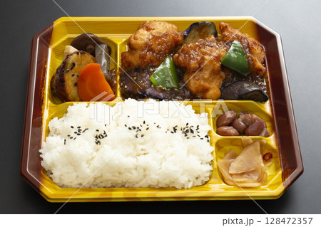 唐揚げの入ったお弁当 黒背景 唐揚げの入ったお弁当 黒背景 128472357