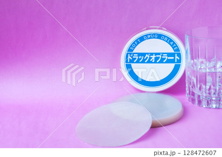 薬用オブラート（丸型オブラート）水の入ったコップ 128472607