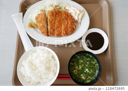 食堂のトンカツ定食 食堂のトンカツ定食 128472695
