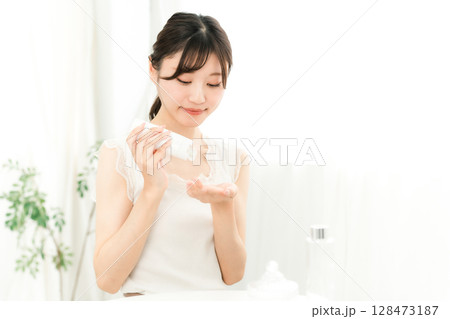 肌を保湿するためにスキンケアする女性 128473187