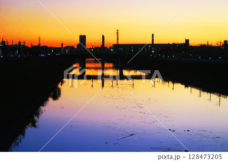 埼玉県川口市の新芝川界隈の夕暮れの風景 埼玉県川口市の新芝川界隈の夕暮れの風景 128473205