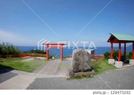 鹿児島県 龍宮神社の赤い鳥居と広がる空と海 鹿児島県 龍宮神社の赤い鳥居と広がる空と海 128473282