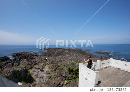 鹿児島県　長崎鼻の岬の風景　青い海と空 128473285