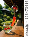 風鈴と金魚鉢のある夏の風景 128473416
