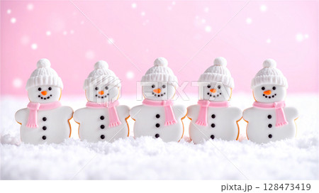 雪の上に並んだクリスマスジンジャーブレッドクッキー　スノーマン 128473419