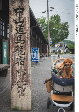 馬籠宿で散歩 128473716