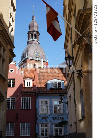 路地から見えるリガ大聖堂 128473825