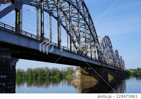 ダウガヴァ川にかかる鉄道橋 128473861